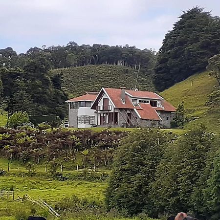Chácara com Wi-Fi, churrasqueira e lazer em Cunha Exterior foto