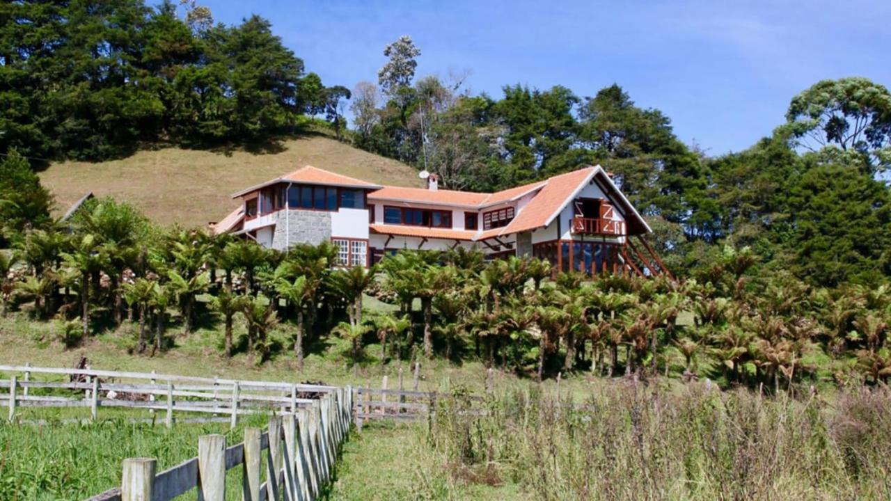 Chácara com Wi-Fi, churrasqueira e lazer em Cunha Exterior foto