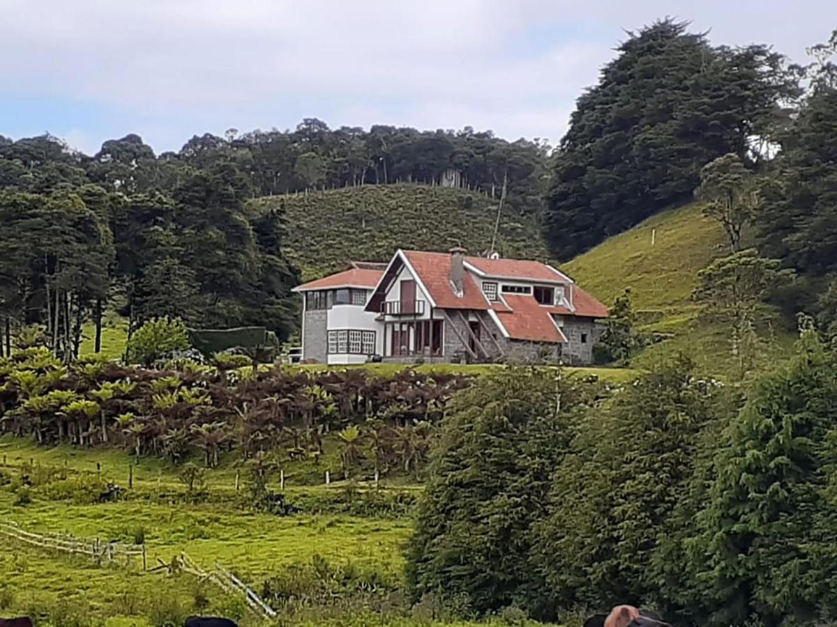 Chácara com Wi-Fi, churrasqueira e lazer em Cunha Exterior foto